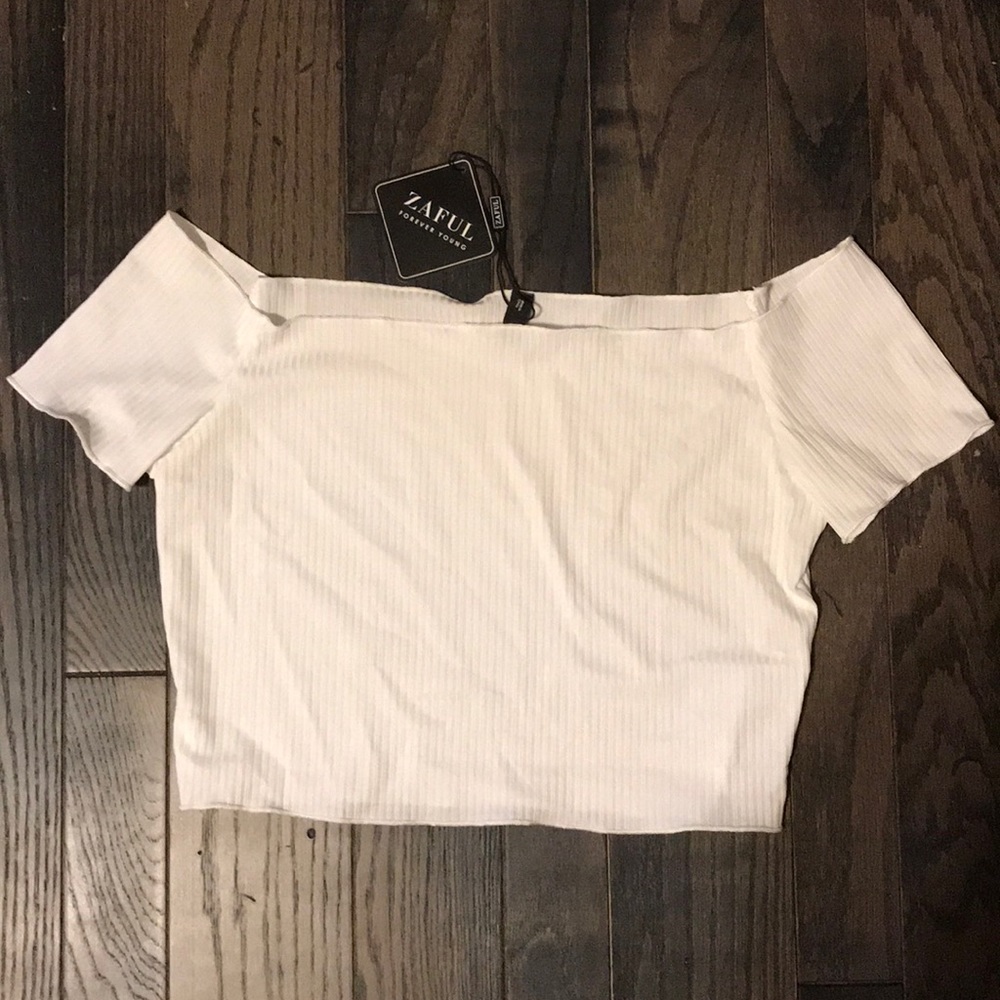 Off the shoulder lettuce trim crop tee